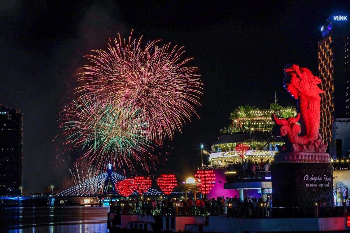 Pháo hoa Đà Nẵng thu hút du khách