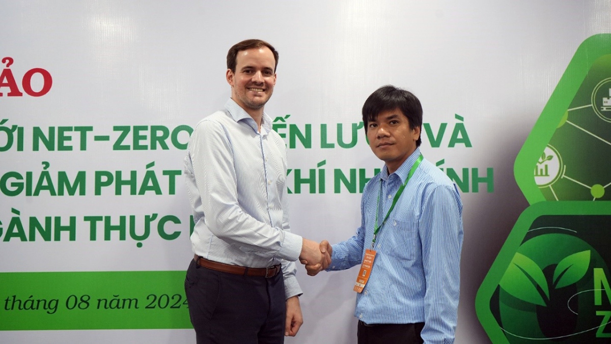 Ông Vincent Mauer - đại diện GEA cùng ông Lê Vĩnh Chương - Trưởng phòng Nghiên cứu và phát triển sản phẩm của Công ty Tân Hiệp Phát tại hội thảo