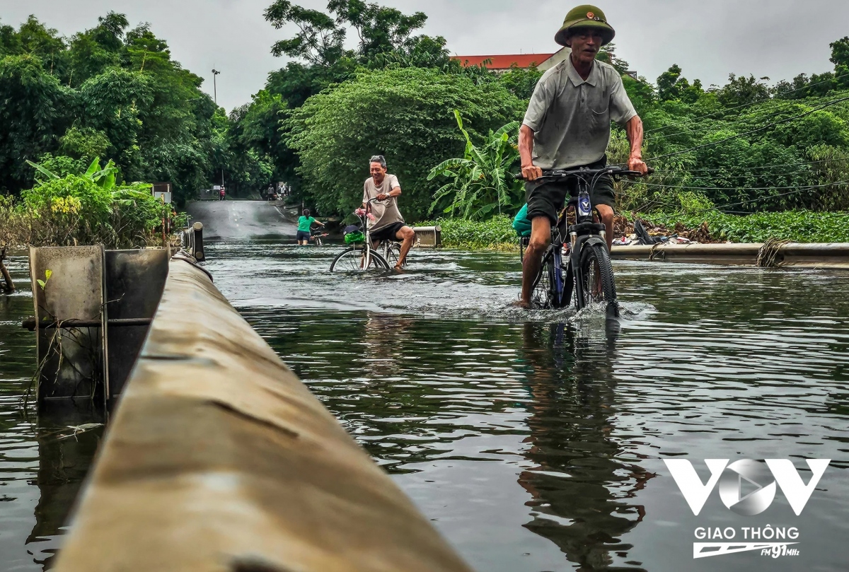 Còn đi xe đạp thì bị dòng nước chảy xiết tạt vào có thể té ngã bất cứ lúc nào nếu không vững tay lái