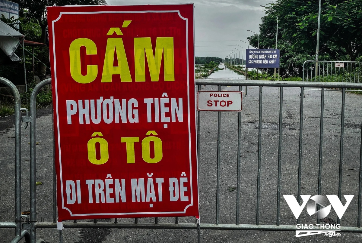 Tỉnh lộ 421B là tuyến đường huyết mạch chạy qua địa phận huyện Quốc Oai đi lưu thông sang địa phận huyện Chương Mỹ (từ Đại lộ Thăng Long nối Quốc lộ 6). Lực lượng chức năng đã dựng rào chắn và có biển cảnh báo từ xa