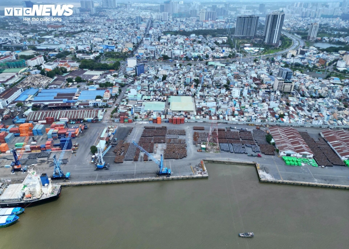 Còn phía đối diện khu lâm viên nhìn sang bên kia bờ sông Sài Gòn là Quận 7. Vị trí này trong tương lai sẽ được quay hoạch dự án xây dựng cầu Thủ Thiêm 4.