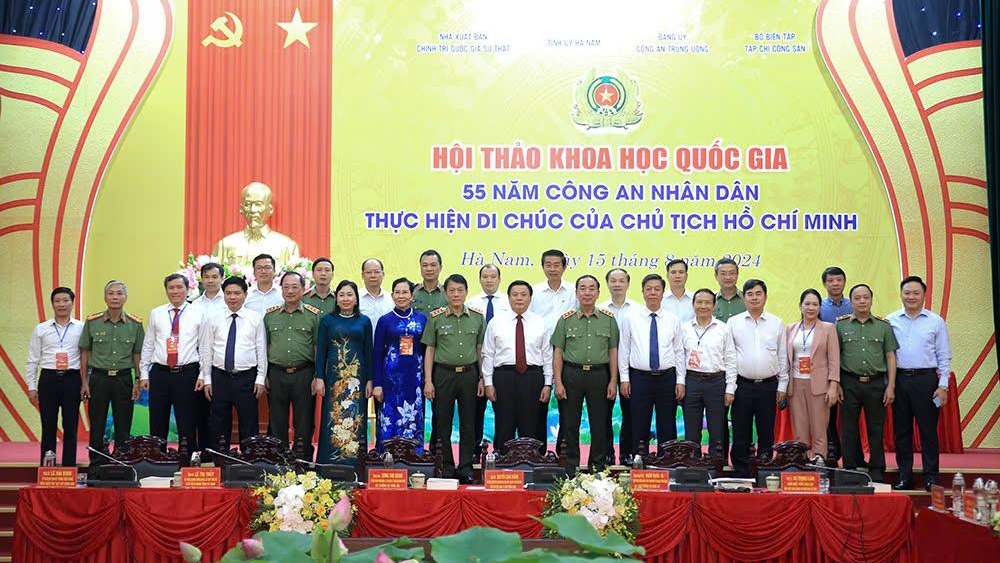 Các đại biểu dự hội thảo chụp ảnh lưu niệm - Ảnh: Bộ Công an