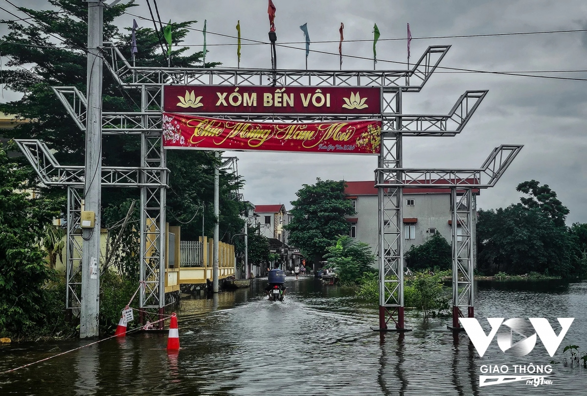 Nước sông Tích Giang lên cao do mưa nhiều và thủy điện mở cửa xả đã làm cô lập hoàn toàn xóm Bến Vôi thuộc xã Cấn Hữu (Quốc Oai, Hà Nội) gần 1 tuần qua