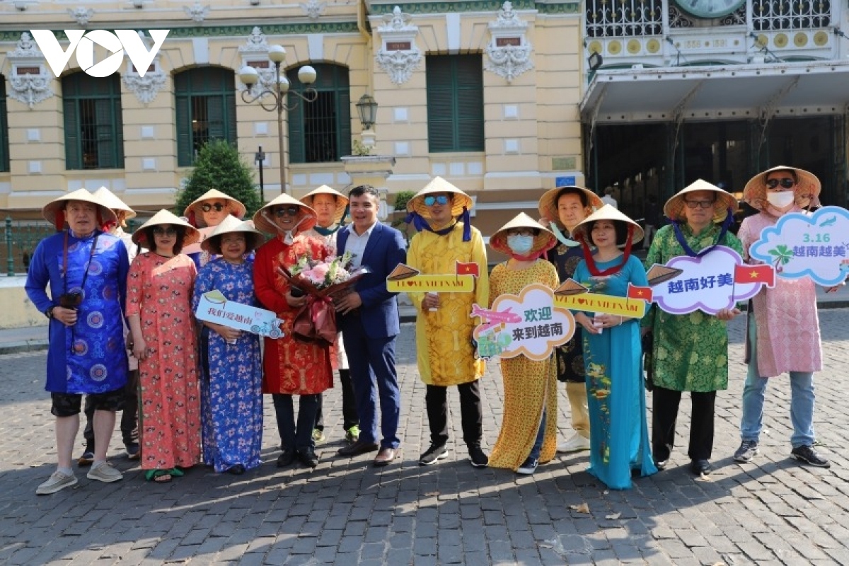 A group of Chinese tourists return to Ho Chi Minh City of Vietnam in the post-pandemic period