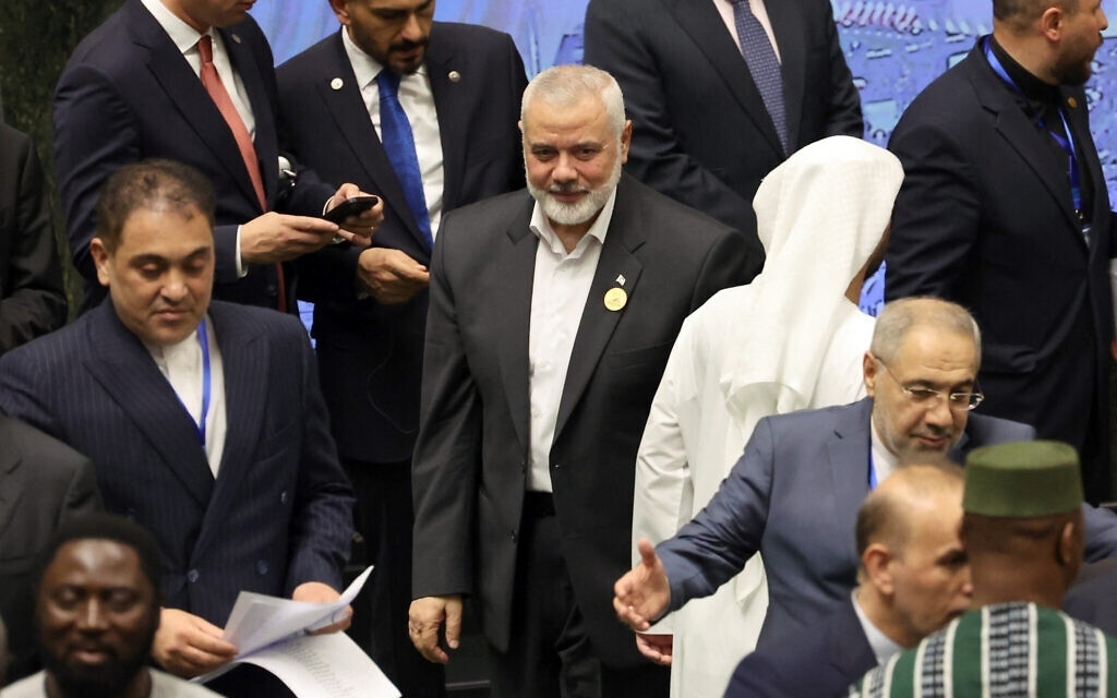 Thủ lĩnh Hamas Ismail Haniyeh đến Tehran để dự lễ nhậm chức của tân Tổng thống Iran hôm 30/7, chỉ vài giờ trước khi bị ám sát. Ảnh: AFP