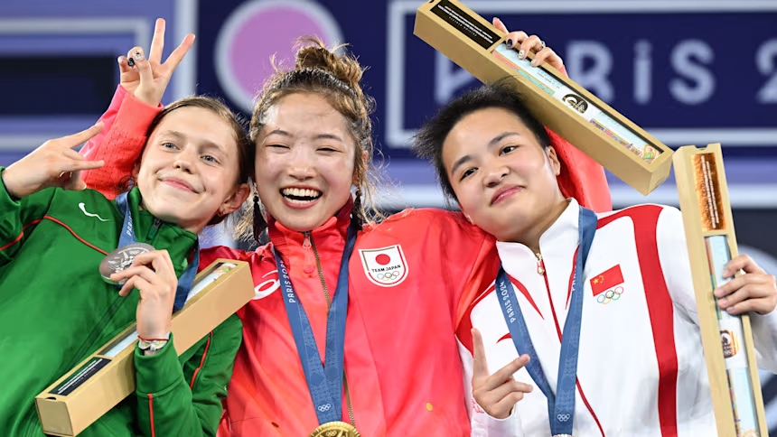 Ami Yuasa (giữa) giành tấm HCV đầu tiên của môn breaking khi được đưa vào tranh tài ở Olympic (Ảnh: Reuters)