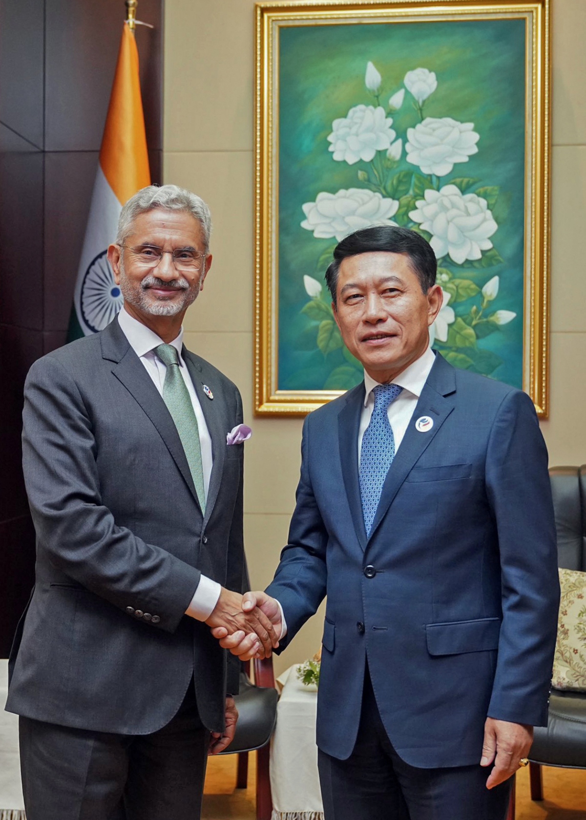 Ngoại trưởng Ấn Độ Jaishankar và người đồng cấp Lào Saleumxay Kommasithtại cuộc gặp bên lề Hội nghị Ngoại trưởng ASEAN ở Vientiane cuối tháng 7. Ảnh: ANI