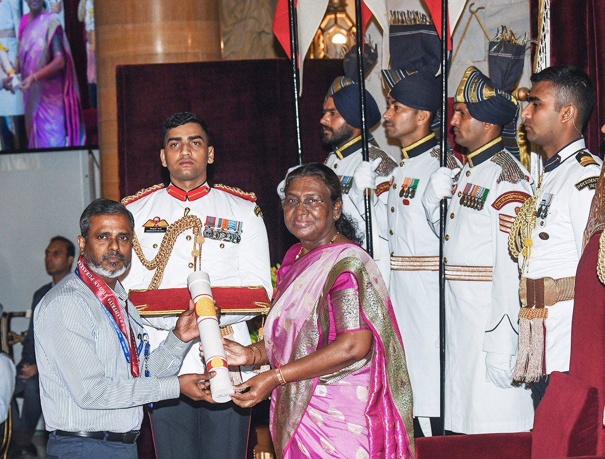 Tổng thống Ấn Độ Droupadi Murmu trao Giải thưởng Vigyan cho nhóm chuyên gia của dự án Team Chandrayaan-3 nhân Ngày Không gian Quốc gia. Ảnh: ANI
