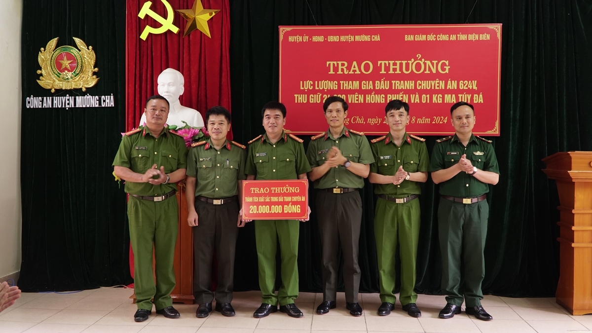 Đại tá Ngô Thanh Bình - Giám đốc Công an tỉnh Điện Biên khen thưởng Ban chuyên án