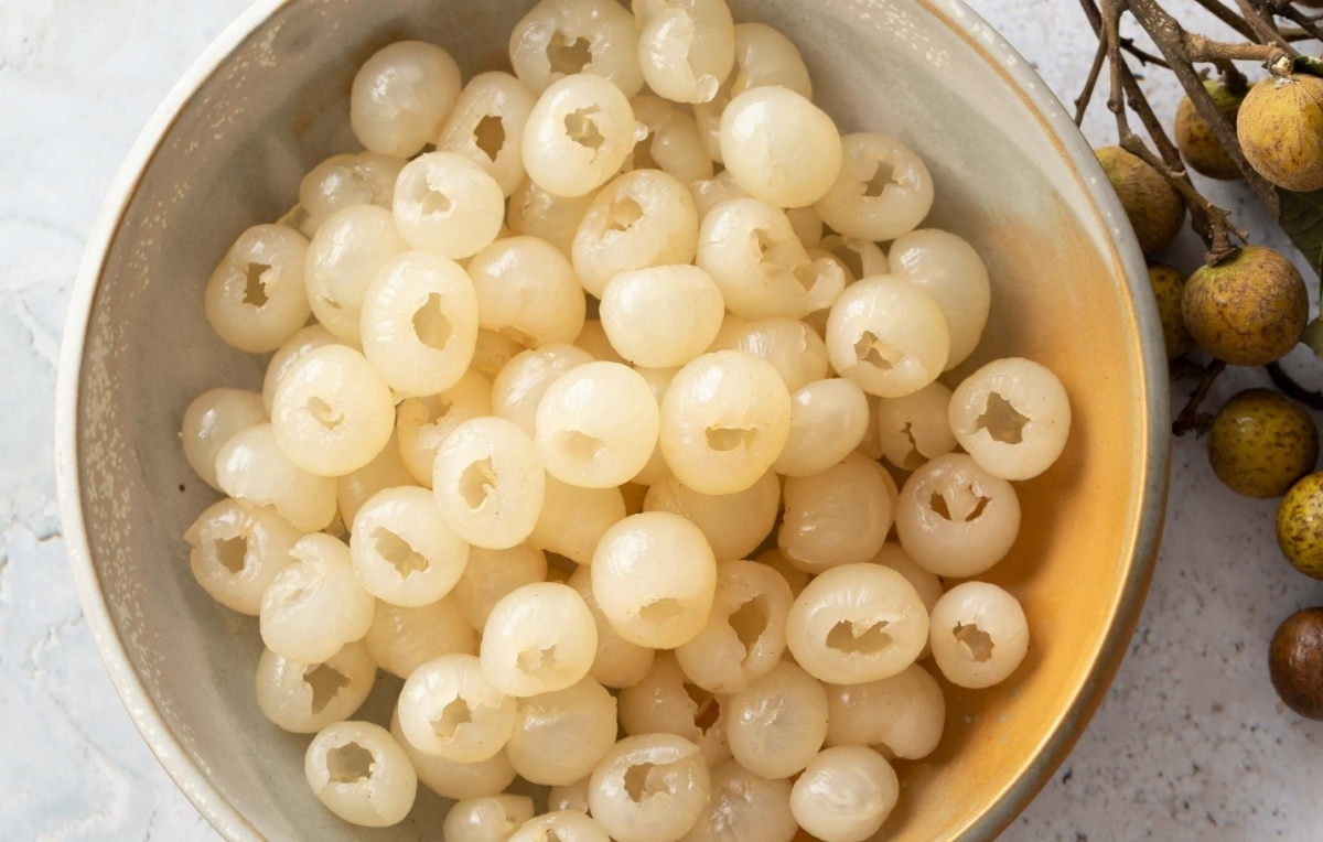 Nhãn là một trong những thực phẩm có thể giúp tăng cường thị lực. Ảnh: Istock