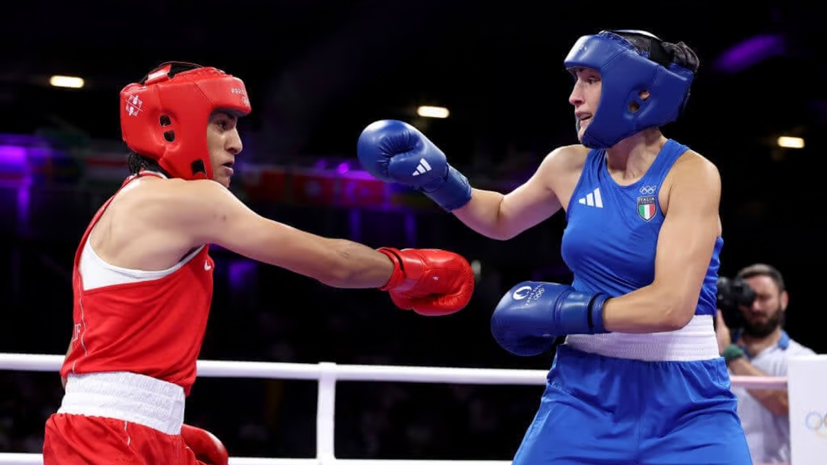 Angela Carini (phải) gửi lời xin lỗi đối thủ (Ảnh: Getty)