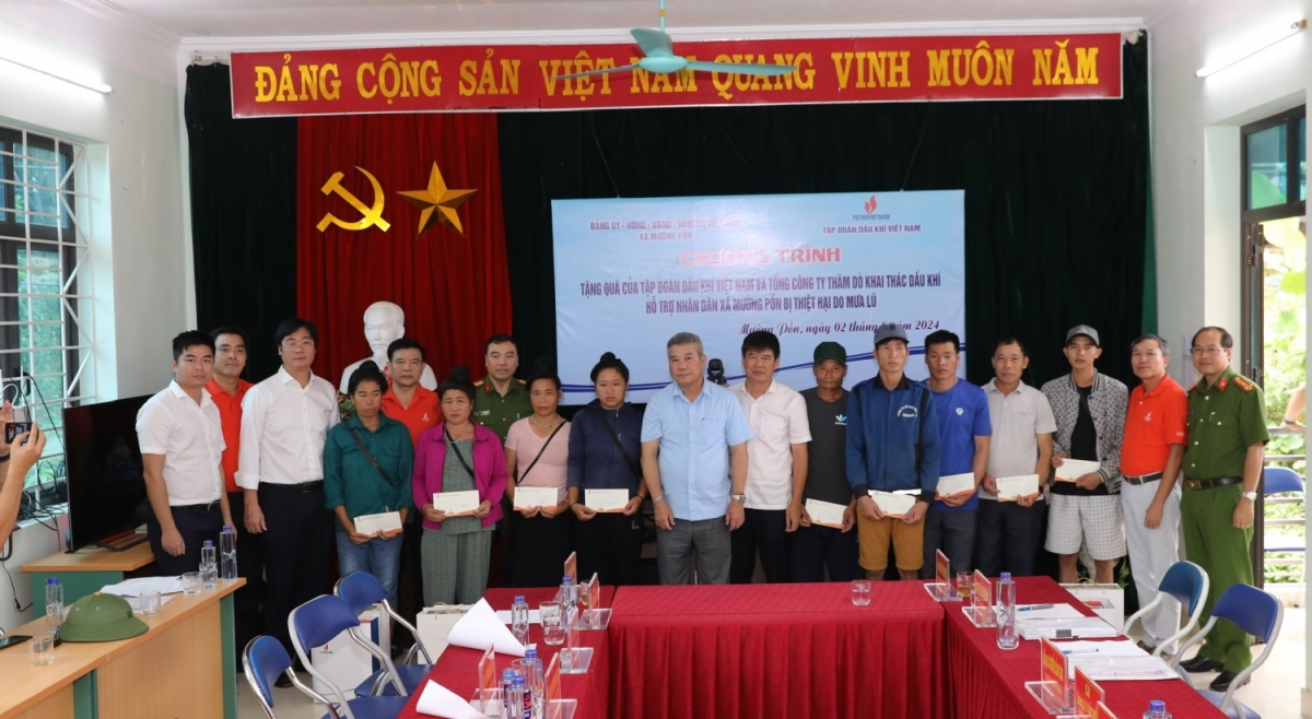 Đoàn công tác của Petrovietnam tặng quà, động viên nhân dân xã Mường Pồn
