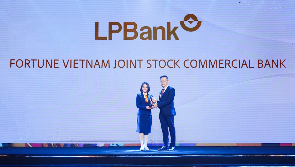 Bà Nguyễn Hồng Nhung, Giám đốc Khối Quản lý Nguồn Nhân lực đại diện LPBank nhận giải thưởng Nơi làm việc tốt nhất châu Á 2024