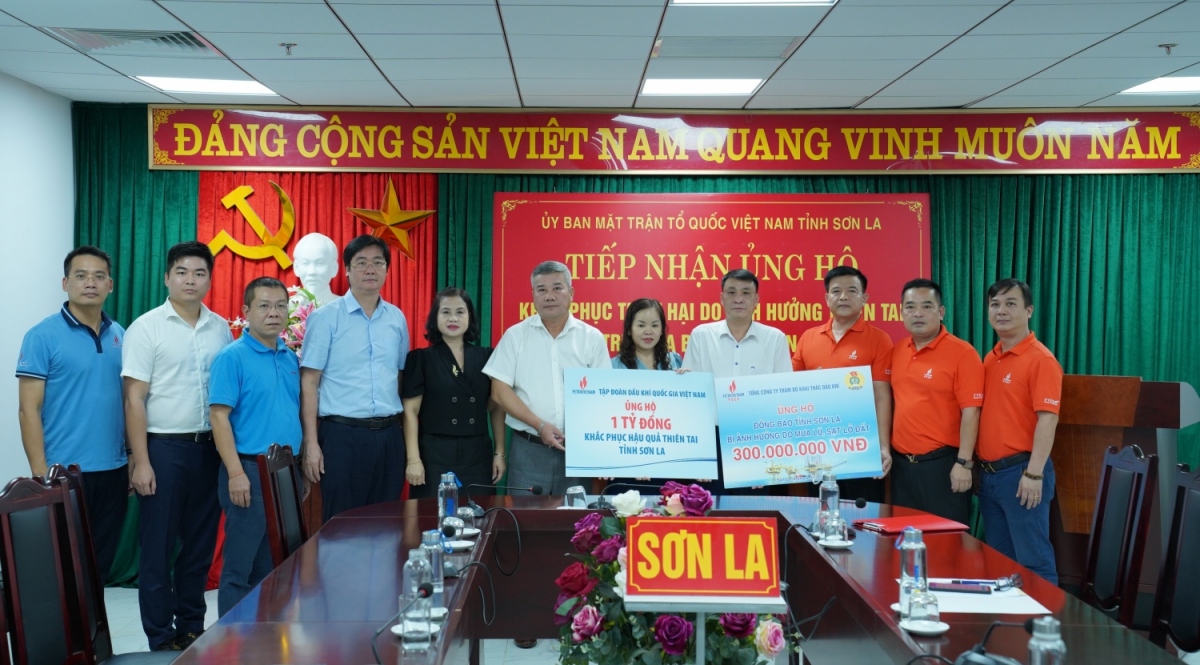 Ông Đỗ Chí Thanh - Phó Tổng Giám đốc Petrovietnam chia sẻ khó khăn với tỉnh Sơn La trong khắc phục hậu quả do mưa lũ gây ra.