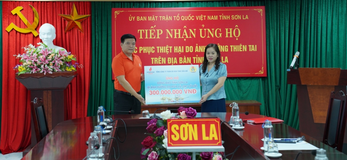 Ông Kiều Ngọc Anh - Chủ tịch Công đoàn PVEP trao tặng tiền hỗ trợ tỉnh Sơn La khắc phục hậu quả mưa lũ.