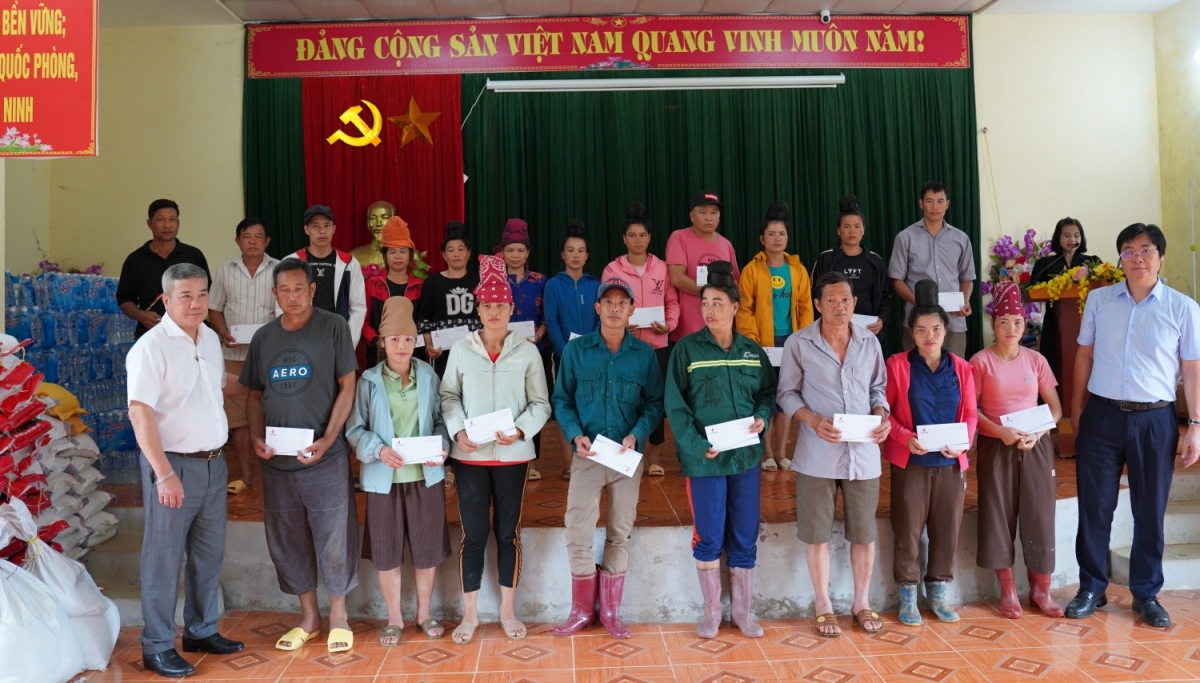 Ông Đỗ Chí Thanh và ông Nguyễn Mạnh Kha - Ủy viên BCH Tổng Liên đoàn Lao động Việt Nam, Phó Chủ tịch thường trực Công đoàn Dầu khí Việt Nam trao quà hỗ trợ bà con xã Tông Cọ bị ảnh hưởng bởi mưa lũ
