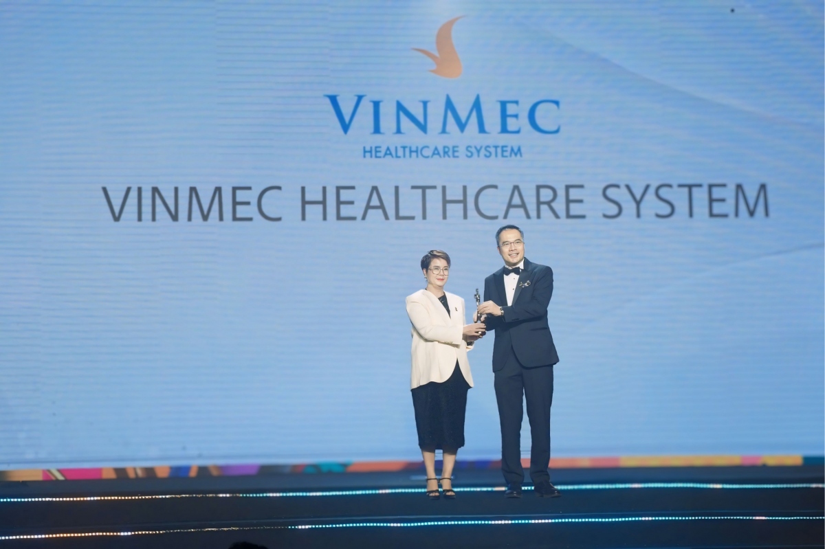 Đại diện Hệ thống Y tế Vinmec nhận giải Nơi làm việc tốt nhất Châu Á tại Lễ trao giải HR Asia Awards 2024