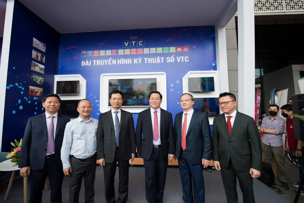 Các đồng chí lãnh đạo Ban Tuyên Giáo, Bộ Thông tin và Truyền thông, Đài TNVN, Báo Nhân Dân thăm gian hàng Đài VTC tại Hội báo toàn quốc 2023