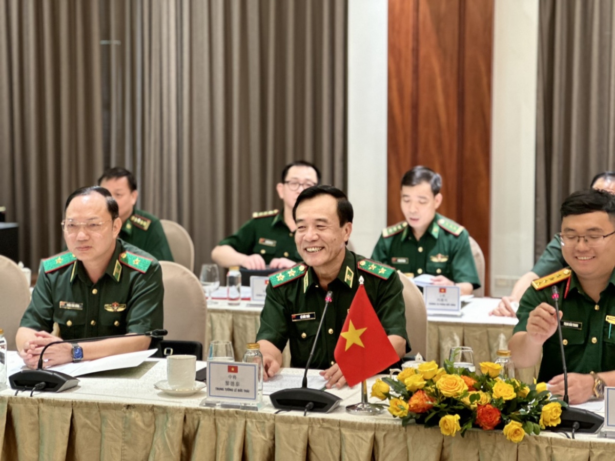 Trung tướng Lê Đức Thái - Tư lệnh BĐBP Việt Nam (giữa) đánh giá cao những kết quả nổi bật trong thực hiện Thỏa thuận hợp tác giữa hai bên