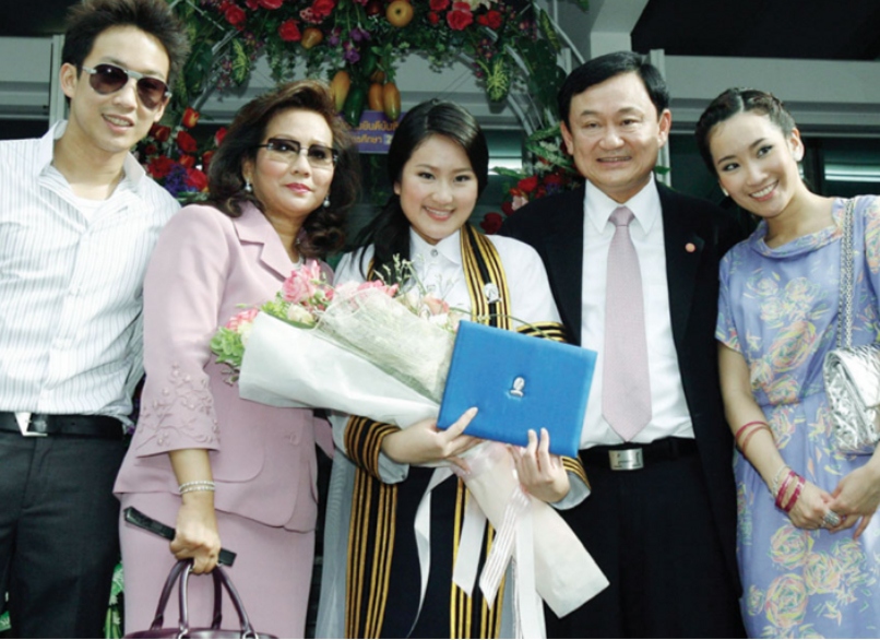 Tân Thủ tướng Thái Lan trong bức ảnh chụp cùng gia đình vào ngày tốt nghiệp Đại học Chulalongkorn năm 2008. (Ảnh: Khaosod)