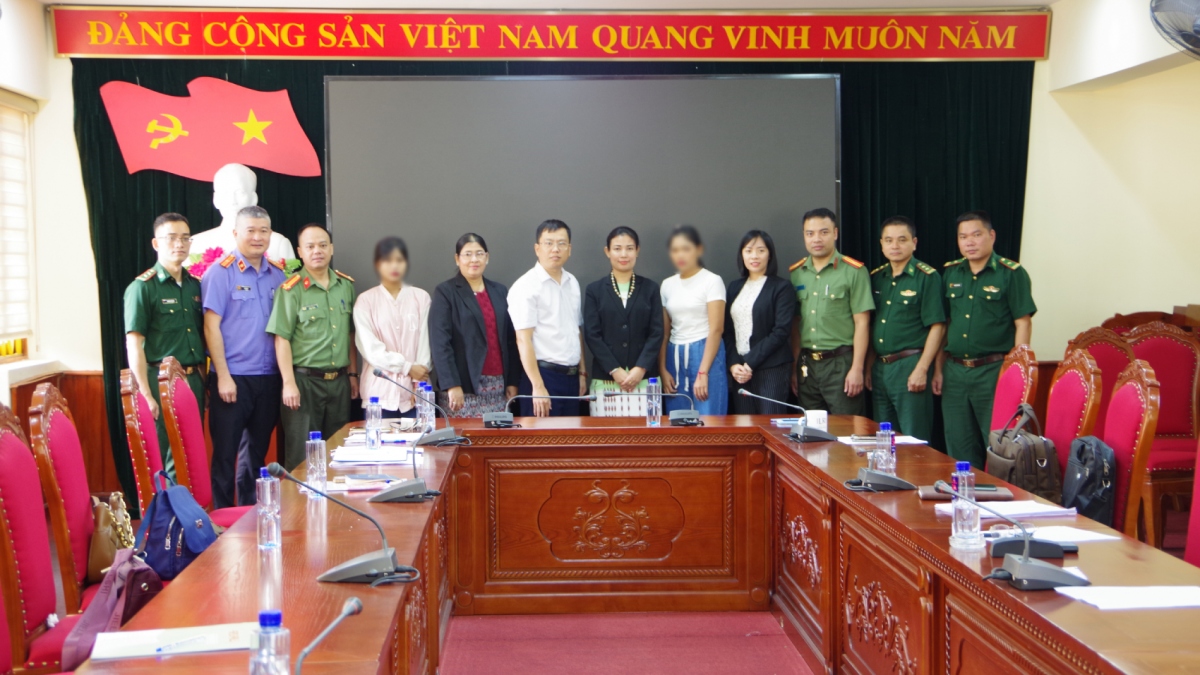 Đồn Biên phòng Lũng Cú phối hợp với các cơ quan chức năng bàn giao 2 nữ công dân Myanmar cho Đại sứ quán Myanmar tại Việt Nam.