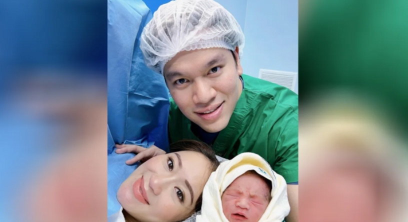 Bà Paetongtarn trong bức ảnh selfie cùng chồng và con trai mới sinh năm 2023. (Ảnh: Instagram).