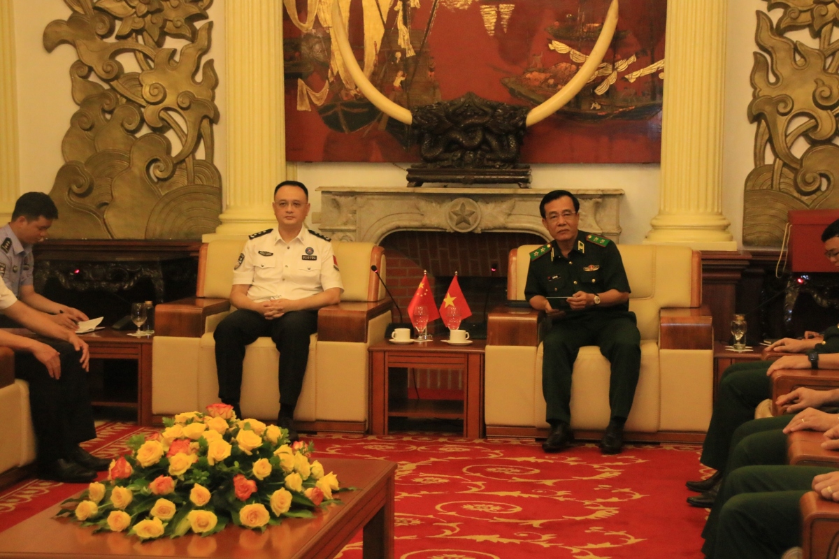 Sau cuộc hội đàm, Tư lệnh BĐBP Lê Đức Thái tiếp xã giao Đoàn cán bộ trẻ Cục Quản lý Di dân Quốc gia Trung Quốc