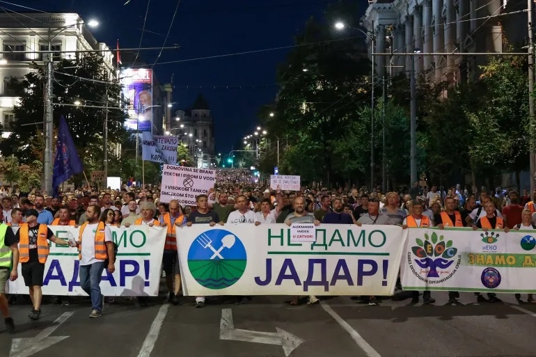 Hàng ngàn người biểu tình ở Serbia phản đối dự án khai thác lithium (Ảnh: Reuters).