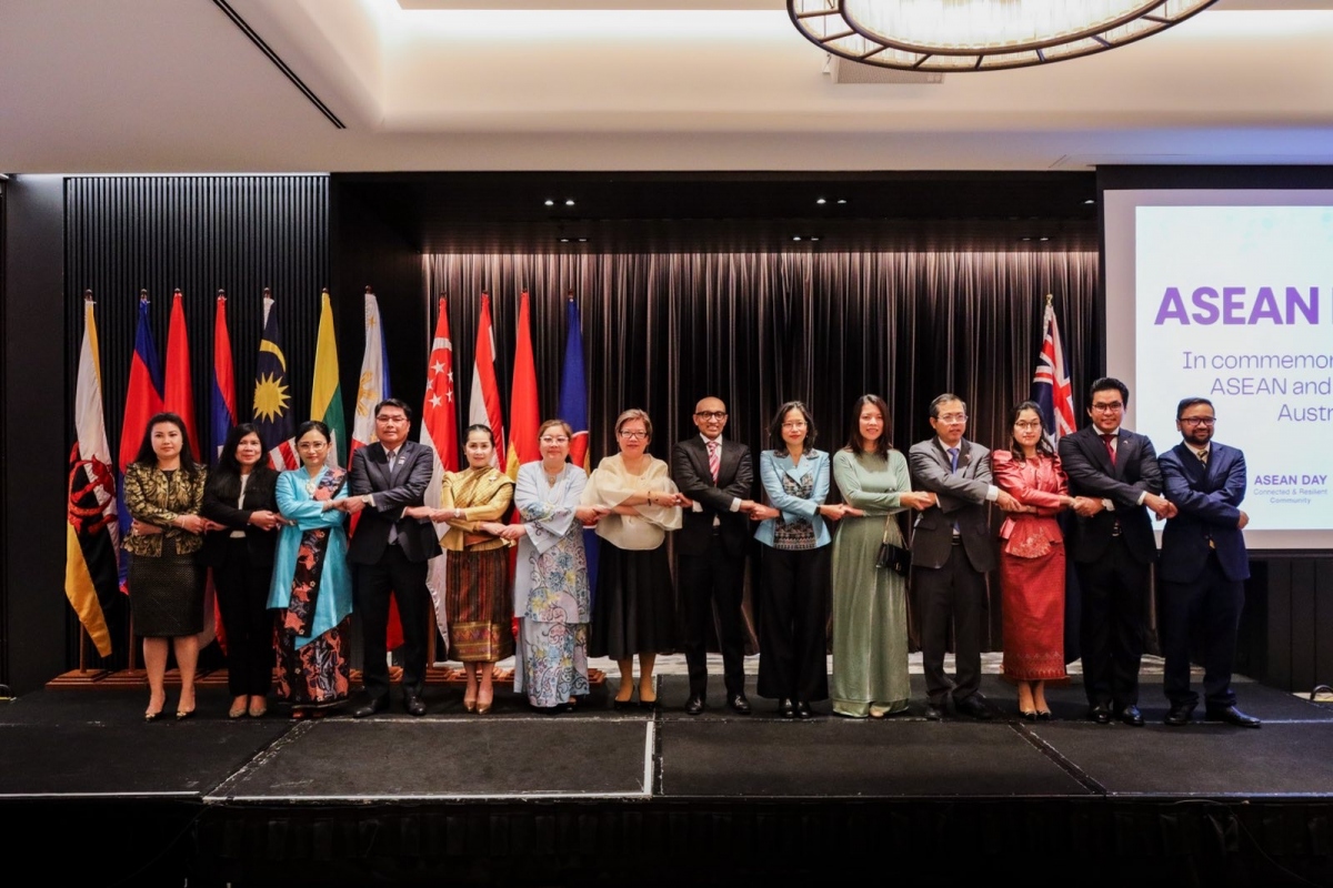 Đại sứ các quốc gia ASEAN và phu quân, phu nhân chụp ảnh lưu niệm tại sự kiện. Nguồn: ĐSQ Việt Nam tại Australia