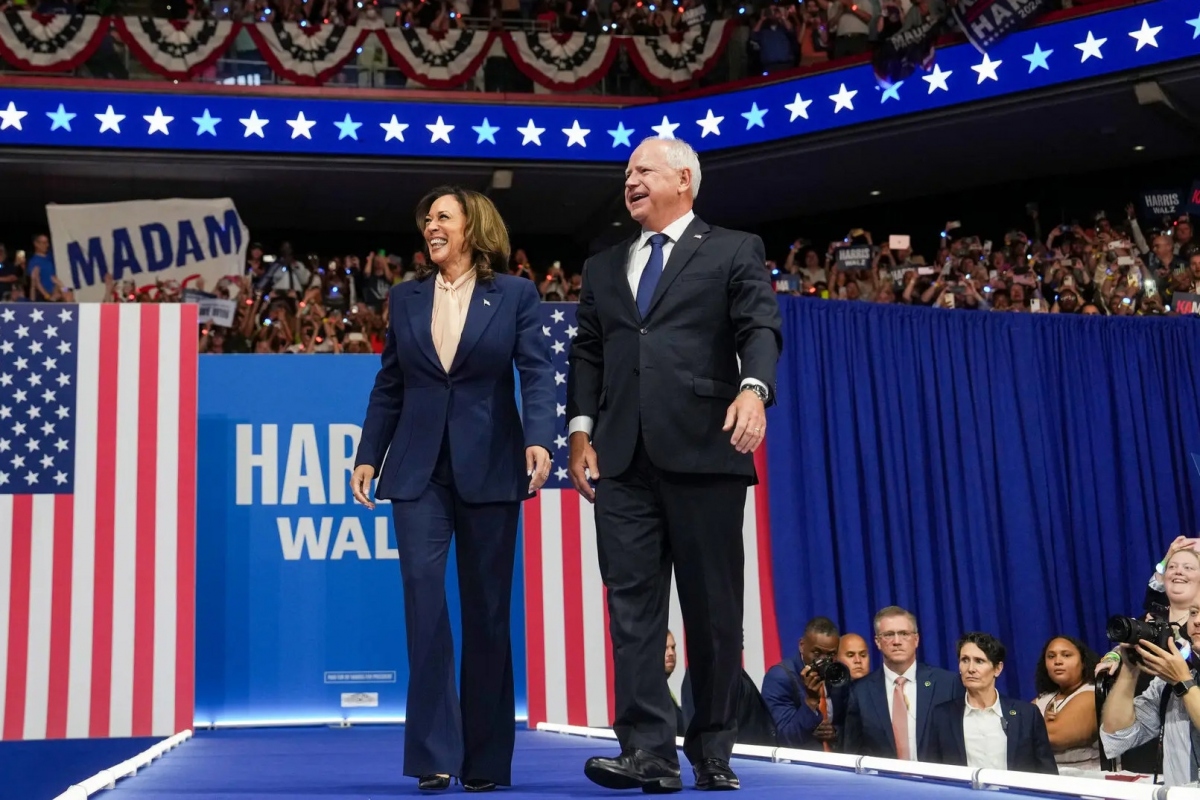 Bà Kamala Harris (trái) và ông Tim Walz (phải). Ảnh: AP