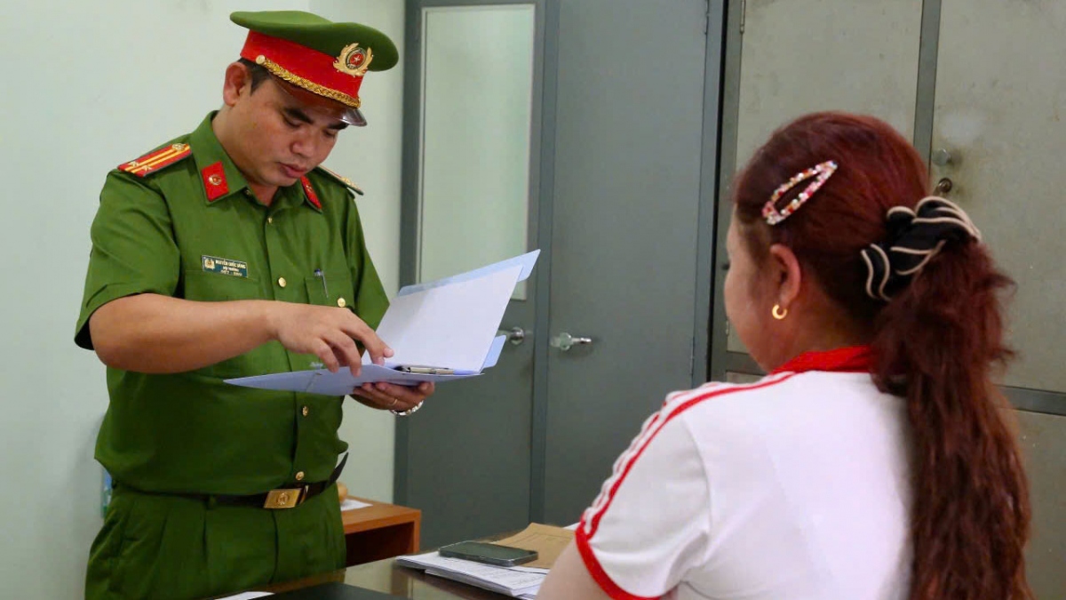 Bà Dung nghe đọc quyết định khởi tố vụ án, khởi tố bị can và thi hành lệnh bắt tạm giam (Ảnh: ĐC)