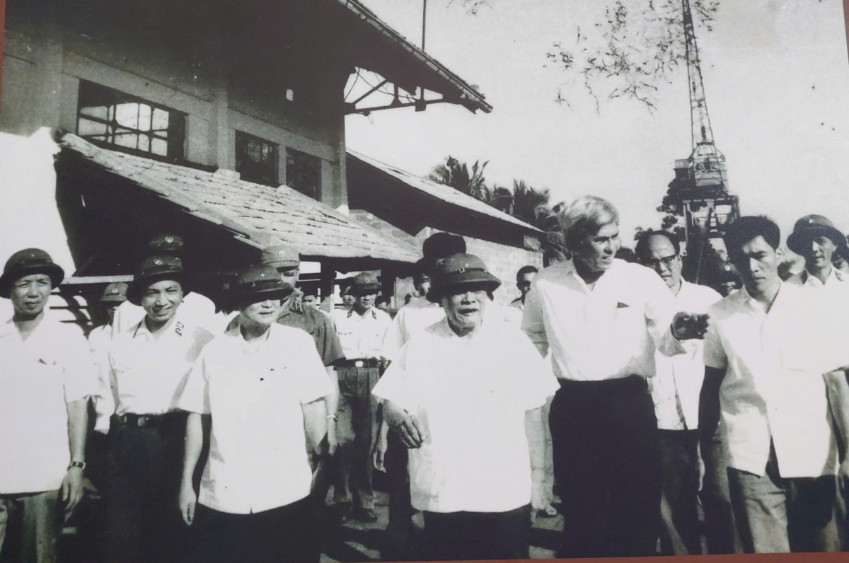Chủ tịch Tôn Đức Thắng thăm lại xưởng cơ khí nhà máy Ba Son nơi ông từng làm việc và hoạt động cách mạng vào 19/11/1975