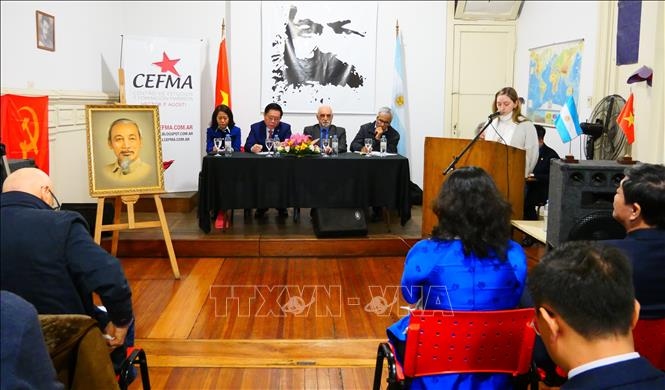Bí thư Đoàn thanh niên Cộng sản Argentina Ivana Estefano trình bày tham luận tại Hội thảo “Hồ Chí Minh và quan hệ Việt Nam – Mỹ Latinh”. (Ảnh: Diệu Hương/PV TTXVN tại Argentina)
