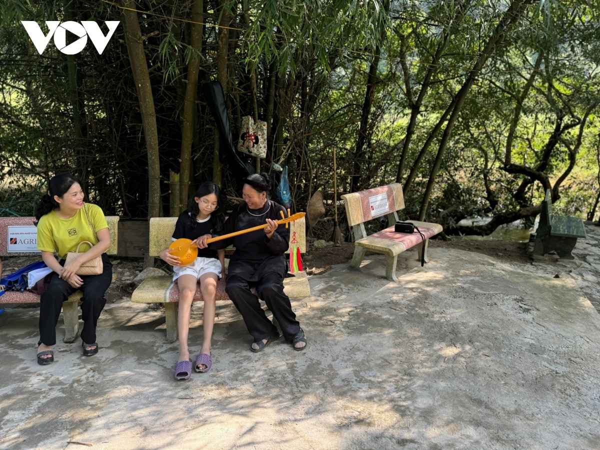 Tourists have the chance to explore Đàn Tính, which is a typical string musical instrument played by the Tay ethnic people in Cao Bang province, during their trip to Ban Gioc waterfall.