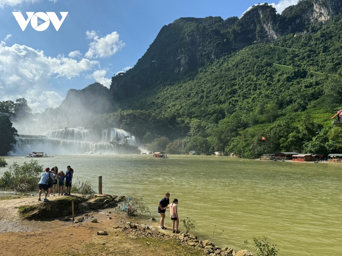 Ban Gioc waterfall consists of two parts, with the main part located in the middle of the Vietnam-China border and delimited by the Quay Son river flowing below.