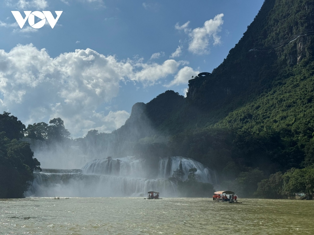 The main waterfall stretches for about 100 metres wide, 70 metres high, and 60 metres deep. From a distance, it appears as a white silk strip across the mountains and forests, creating a charming scene for guests to enjoy.
