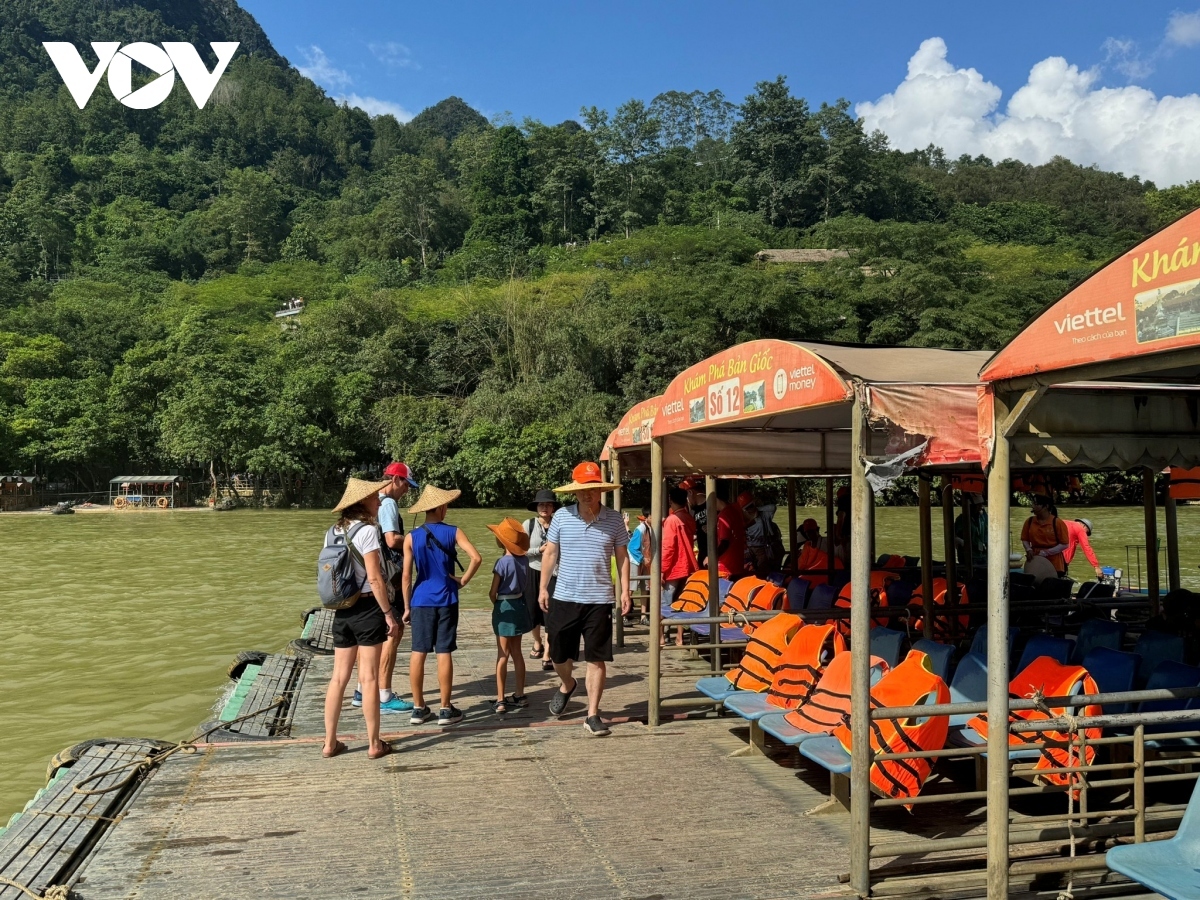 The tour attracts many Vietnamese and Chinese tourists and is expected to become an eco-friendly cross-border tourism model between the two nations.