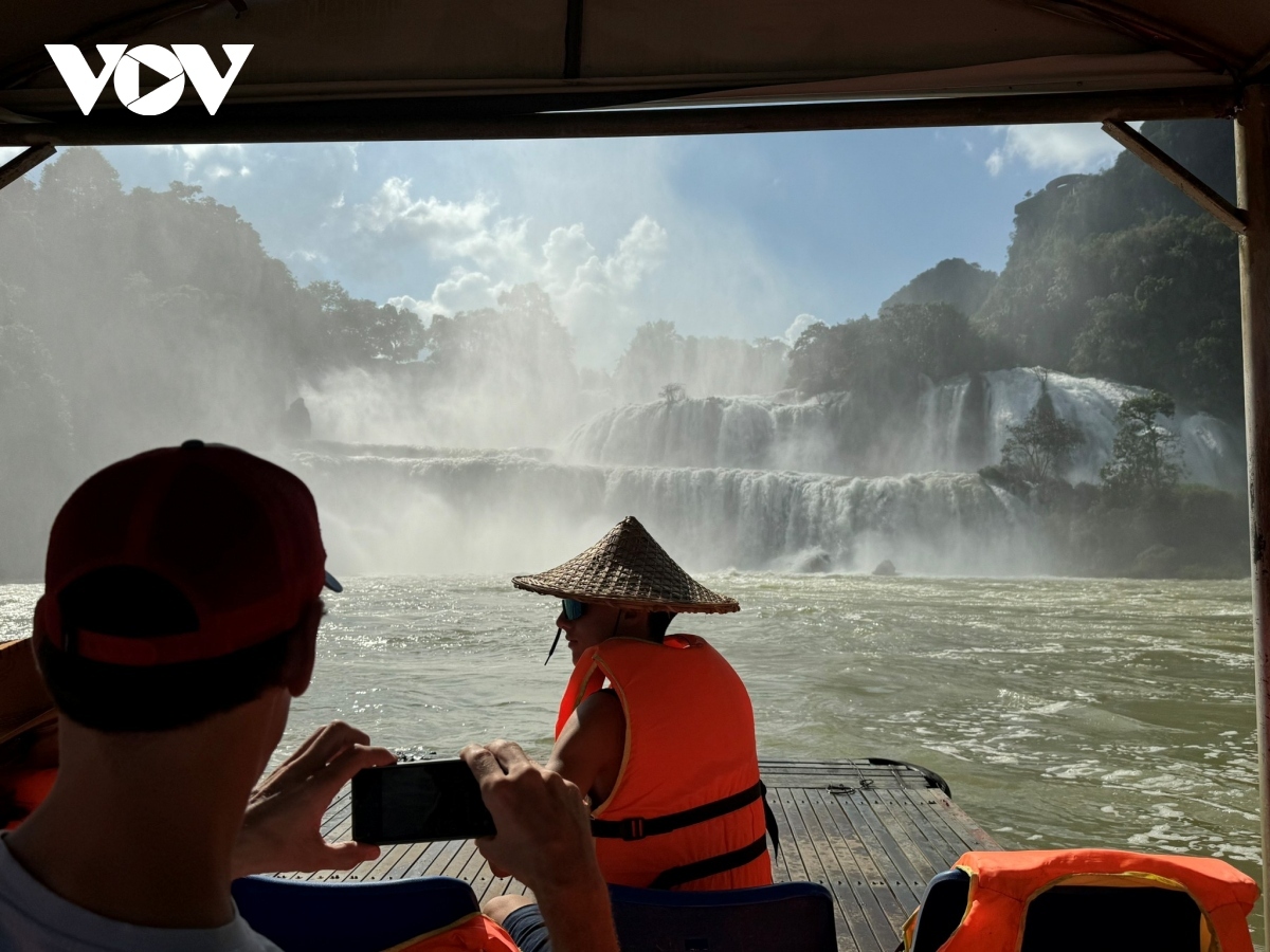 The cascading waterfall, with a height of 53 metres and a width of 300 metres, features many different large and small falls. Large bodies of water pour down the structure through limestone, which in turn serves to create special white mist.