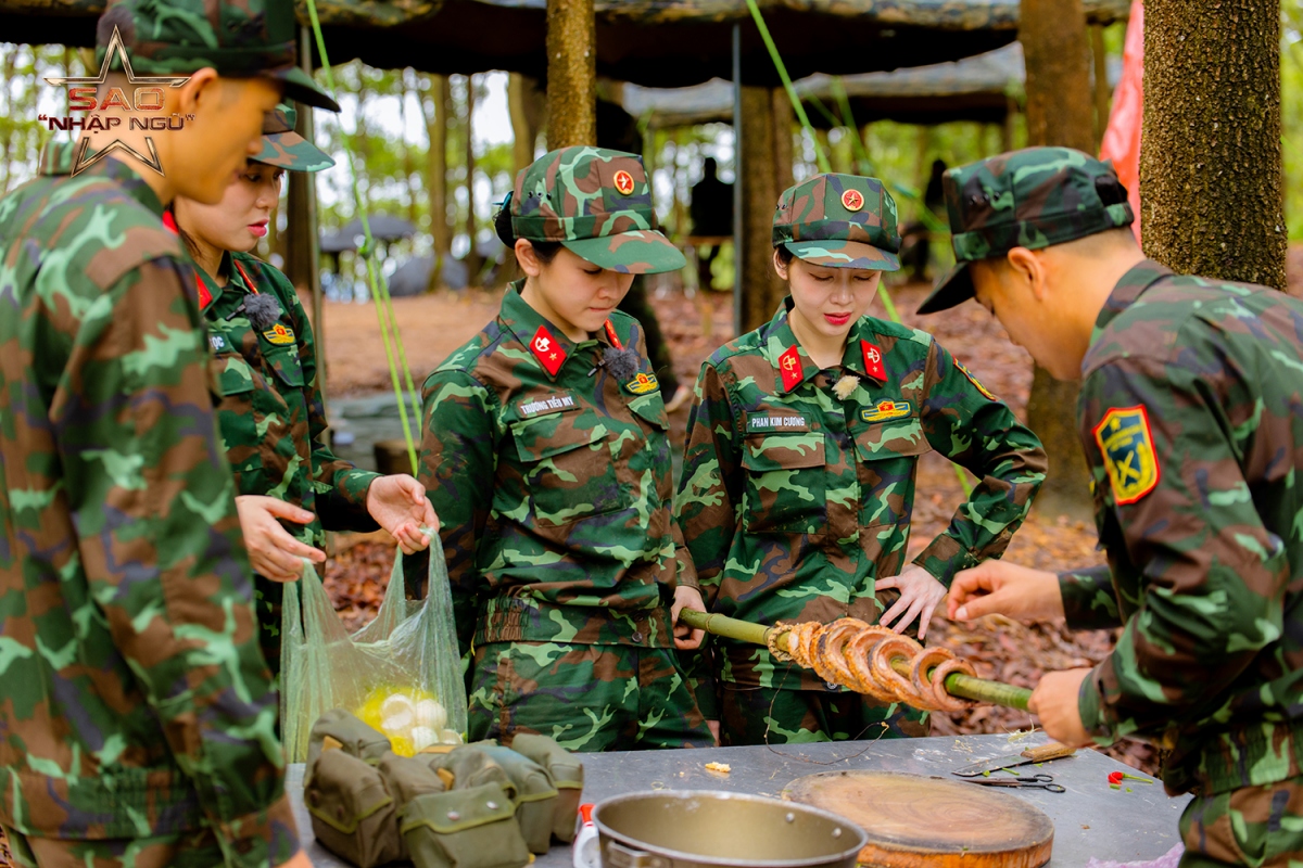 Uyển Ân, Mie vượt qua nỗi sợ để ăn rắn nướng