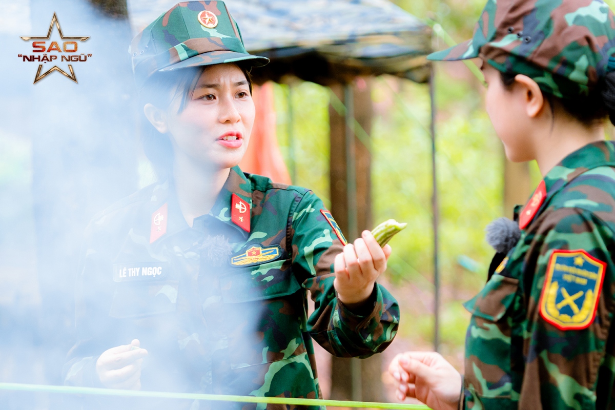 Các nữ chiến sĩ bối rối trước quả lặc lè