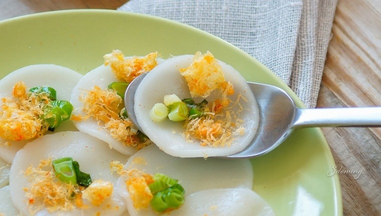 Bánh bèo (steamed savory rice cake)