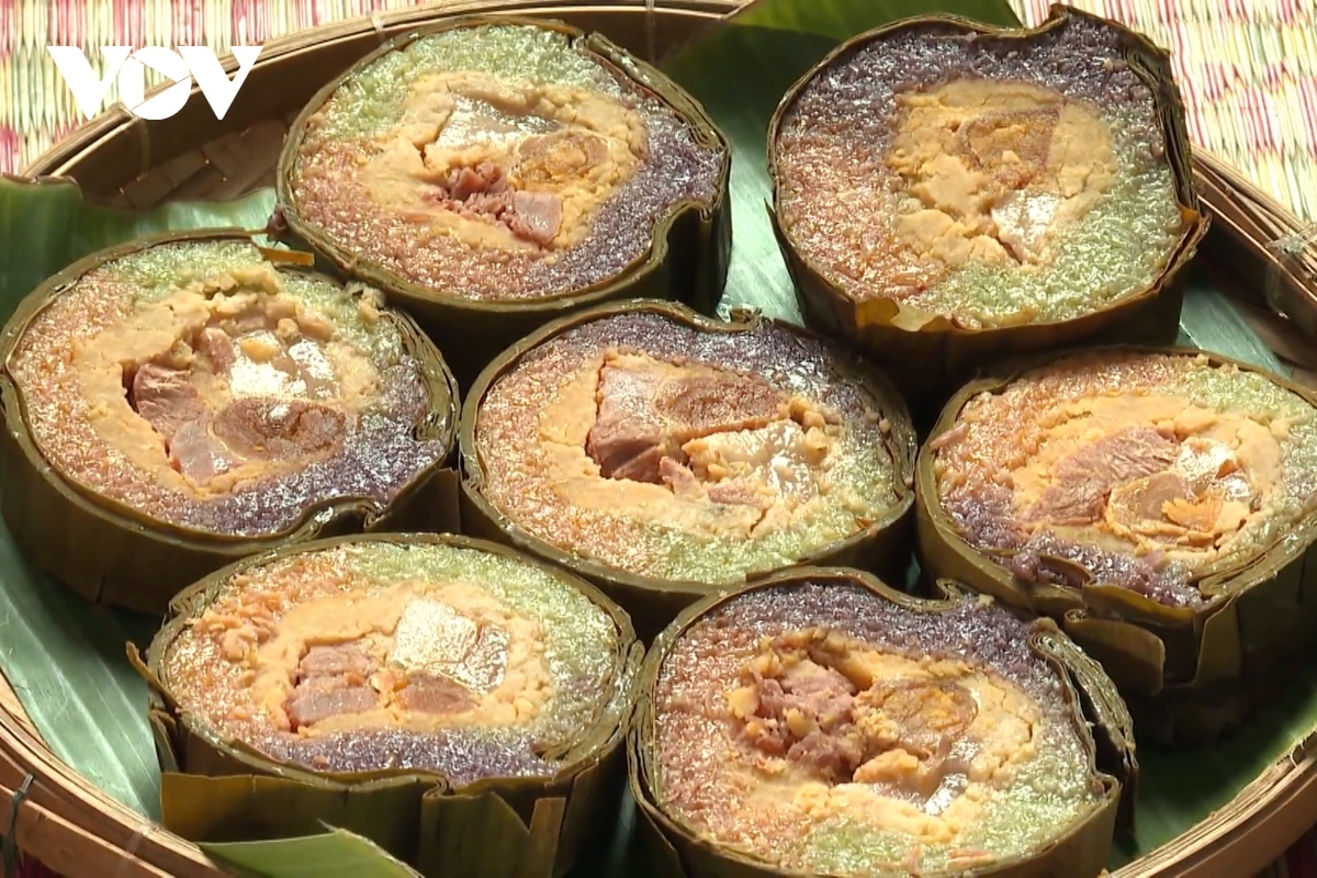 Bánh tét (sticky rice cakes with mung beans or pork)