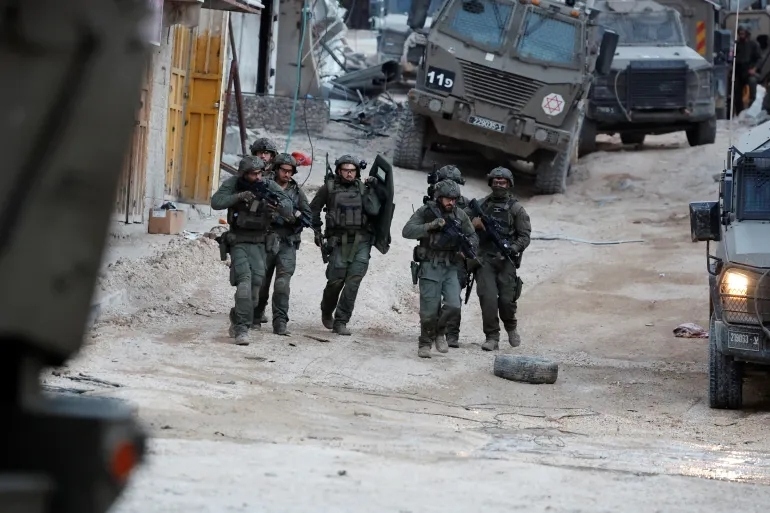 Binh sĩ Israel tiến hành một cuộc đột kích ở Bờ Tây. (Ảnh: Reuters)