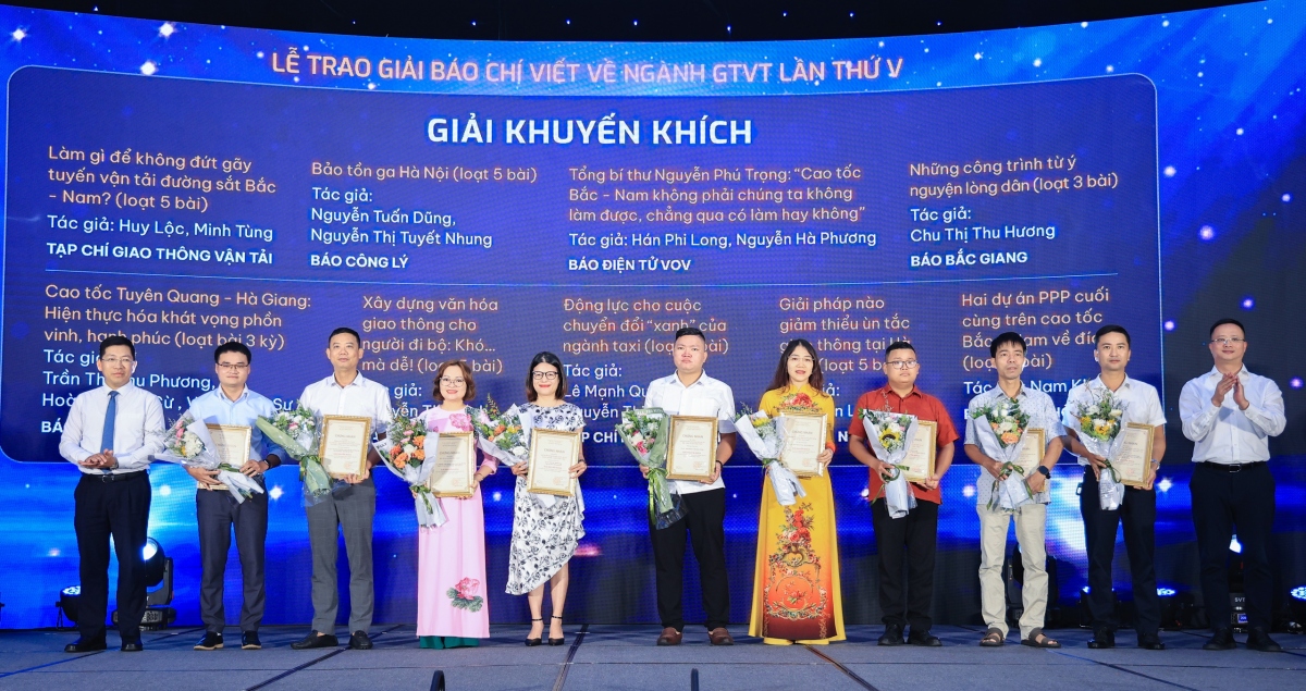 Báo điện tử VOV và một số cơ quan báo chí nhận giải Khuyến khích.