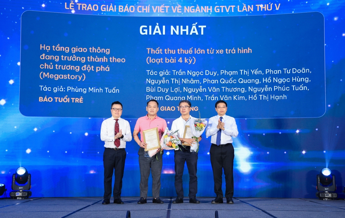 Ông Lê Quốc Minh - Chủ tịch Hội Nhà báo Việt Nam, Tổng biên tập Báo Nhân dân và ông Nguyễn Văn Thắng - Bộ trưởng Bộ GTVT trao giải Nhất cho các tác giả.
