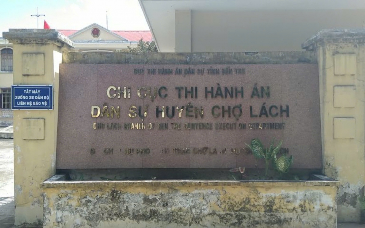Bên ngoài trụ sở Chi cục thi hành án Dân sự huyện Chợ Lách. (Ảnh: KT)