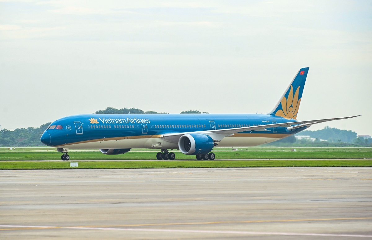 Đây là chiếc Boeing 787-10 thứ 5 và là máy bay thân rộng thứ 30 gia nhập đội bay của <a href="https://vov.vn/chinh-tri/thu-tuong-du-ky-niem-30-nam-vietnam-airlines-mo-duong-bay-thang-toi-han-quoc-post1105431.vov" target="_blank">Hãng hàng không Quốc gia</a>. Sự kiện tiếp nhận máy bay được tổ chức long trọng tại Nội Bài với những nghi thức đặc biệt.