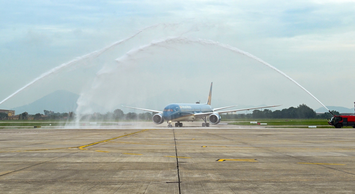 Boeing 787-10 là một trong những phiên bản máy bay thế hệ mới và hiện đại nhất trong "gia đình" máy bay thân rộng của tập đoàn Boeing. Đây cũng là máy bay chở khách có kích thước lớn nhất Việt Nam hiện nay với chiều dài trên 68m, tải trọng thương mại 56 - 60 tấn và tầm bay tối đa đạt gần 12.000km. Máy bay có cấu hình 367 ghế với 2 khoang thương gia (24 ghế) và phổ thông (343 ghế).