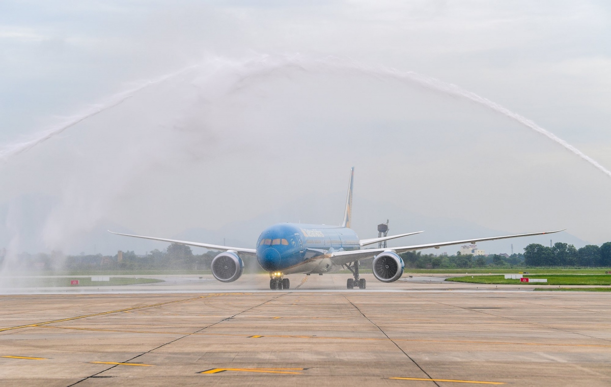 Đội máy bay liên tục được mở rộng giúp Vietnam Airlines đảm bảo tải cung ứng phục vụ hành khách trong giai đoạn cao điểm. Điều này còn đặc biệt có ý nghĩa trong bối cảnh ngành hàng không đang thiếu hụt máy bay do ảnh hưởng của việc nhà sản xuất triệu hồi động cơ máy bay trên toàn cầu.