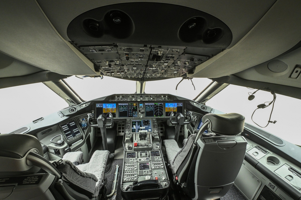 Bên cạnh đó, hành khách đánh giá cao Boeing 787-10 bởi những tiện ích bổ sung như màn hình cá nhân với chương trình giải trí đa dạng được cập nhật thường xuyên, cửa sổ 5 chế độ ánh sáng, đèn đọc sách, cổng USB tích hợp sẵn trên ghế ngồi hay chỗ để chân và ngăn hành lý lớn hơn.